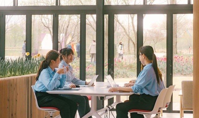 정원워케이션 센터에서 정원을 배경으로 일과 휴식을 병행하고 있다