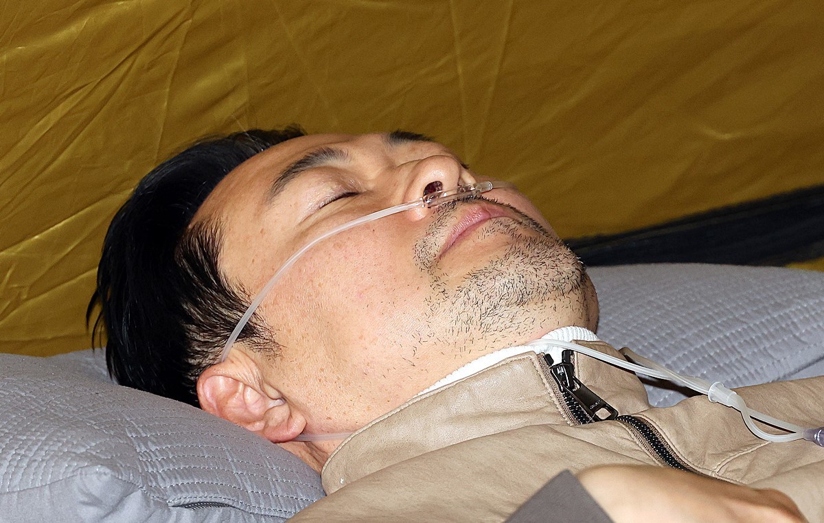 장동혁 국민의힘 대표가 서울 여의도 국회 로텐더홀에서 산소 발생기를 착용한 채 단식 농성을 이어가고 있다. 장 대표는 22일 단식 8일차를 맞았다. / 뉴스1