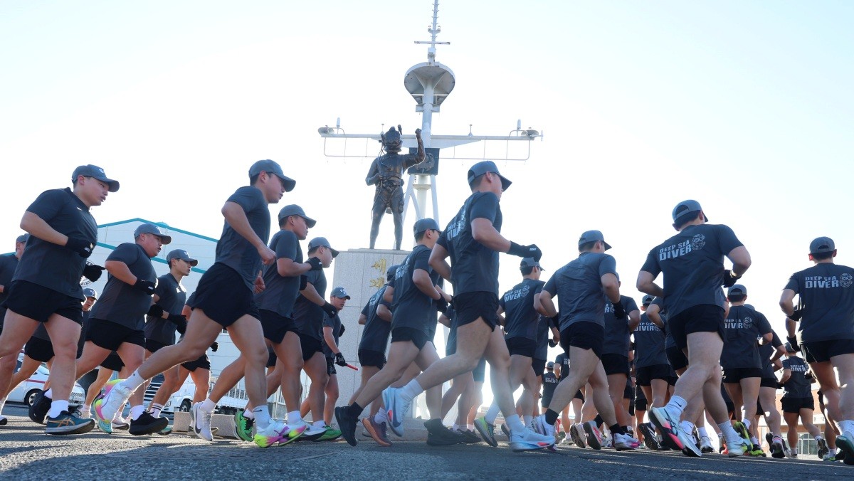 해군 심해잠수사(SSU) 부대원들이 22일 경남 창원시 진해구 진해 군항에서 혹한기 훈련 단체 달리기를 하고 있다. 이날 진해구 기온은 영하 6도, 체감온도는 영하 11도였다. / 연합뉴스