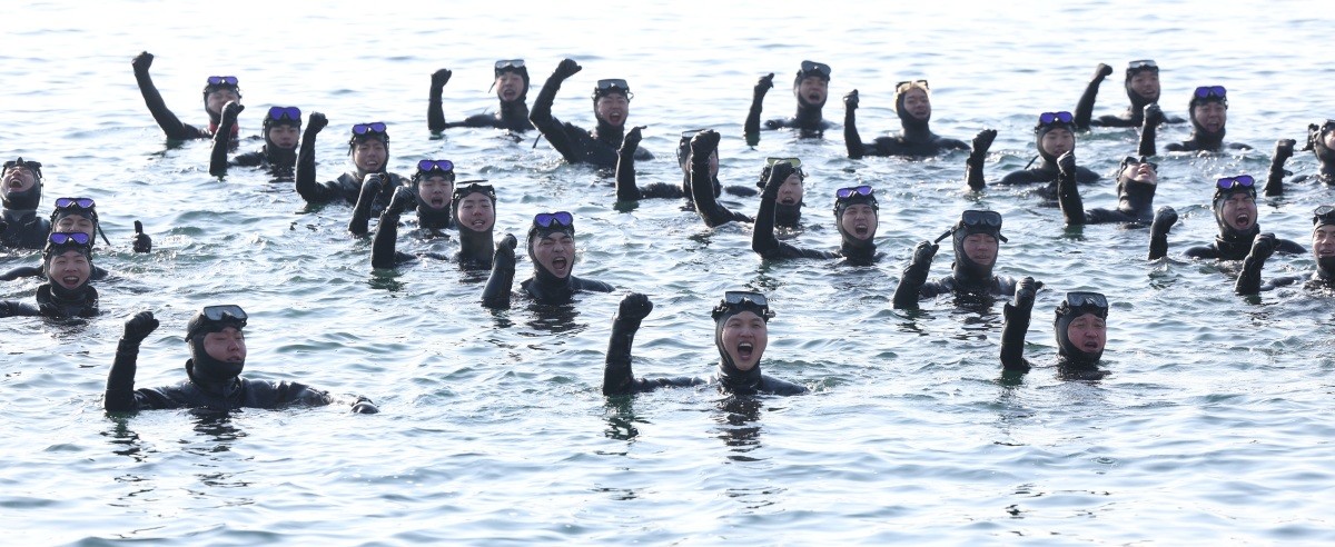 해군 심해잠수사(SSU) 부대원들이 '큰 추위'라는 뜻의 절기 대한을 앞두고 있던 지난해 17일 경남 창원시 진해구 진해 군항에서 혹한기 훈련 전투 수영 중 군가를 부르는 모습. / 연합뉴스