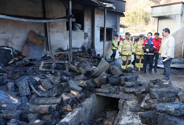 김영록 전라남도지사가 22일 광양 옥곡면 산불 발화 현장을 둘러보고 있다.