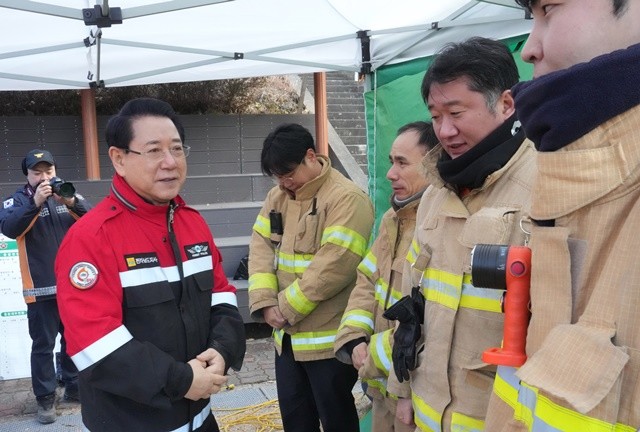 김영록 전라남도지사가 22일 광양 옥곡면 산불현장지휘소를 방문, 소방대원 등 관계자들을 격려하고 있다.