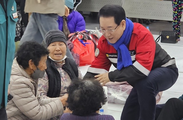 김영록 전라남도지사가 22일 광양 옥곡면 산불현장을 방문, 지역 주민들을 위로하고 있다.