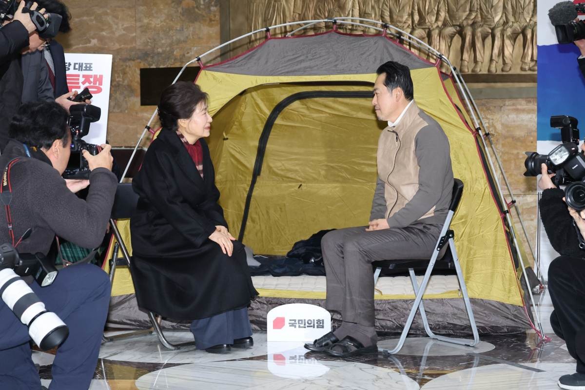 대화하는 박근혜 전 대통령과 장도역 대표. / 뉴스1