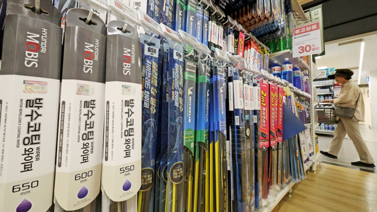 마트 차량용품 코너에 유리창 발수코팅 제품이 진열돼 있다. 기사의 이해를 돕기 위한 사진 / 뉴스1