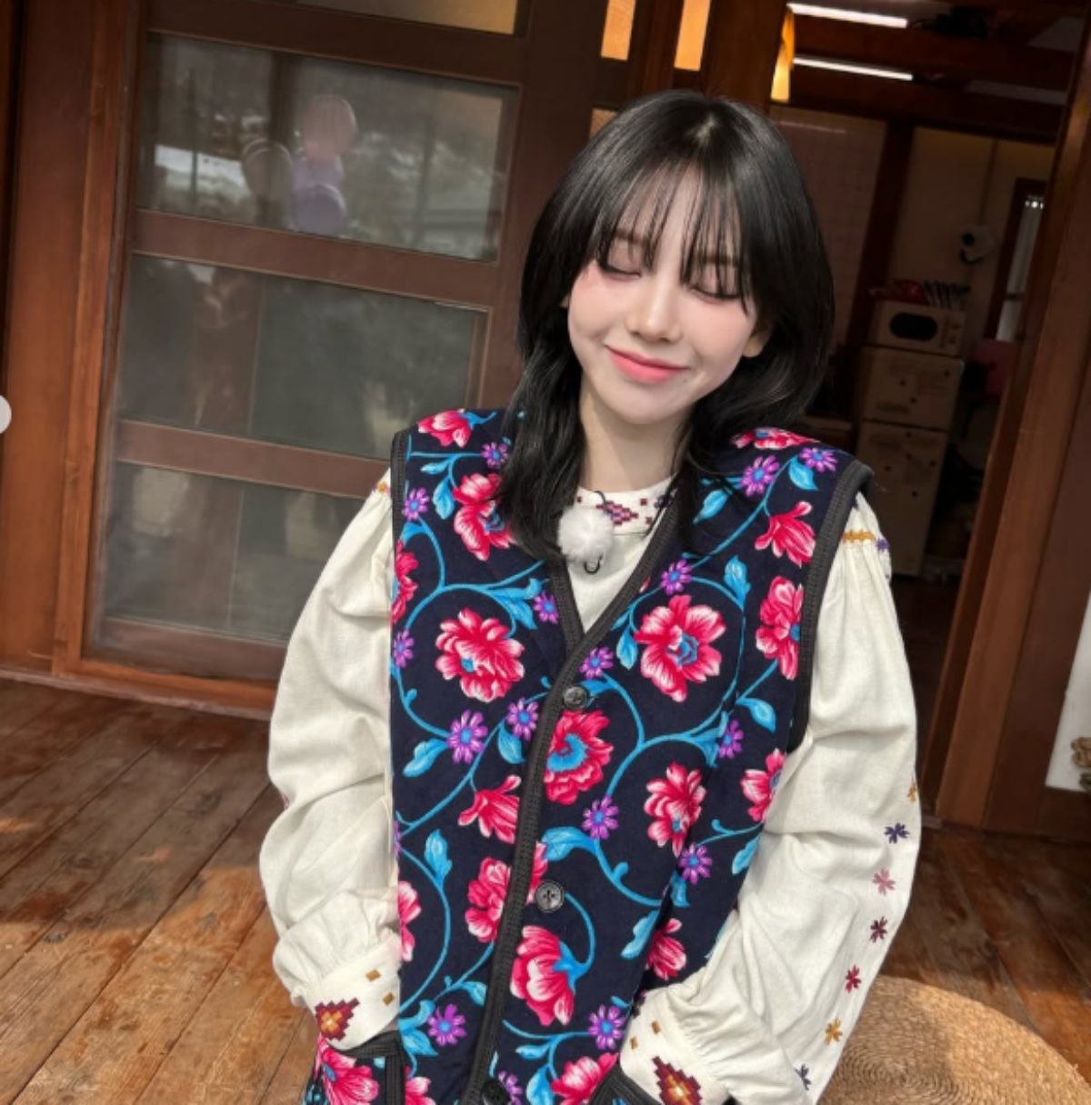 꽃무늬 조끼를 입은 카리나 / 카리나 인스타그램