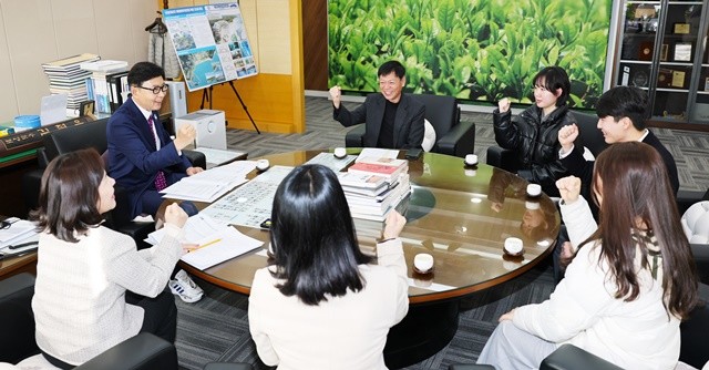 김철우 보성군수가 벌교고등학교 수능생들과 차담을 나누고 있다