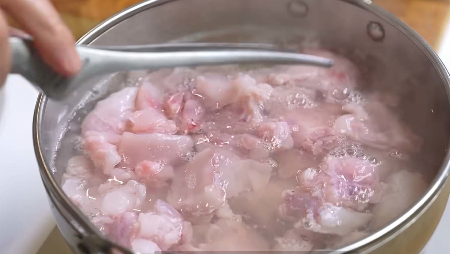 아귀 수육을 만드는 모습. / '입질의추억TV'