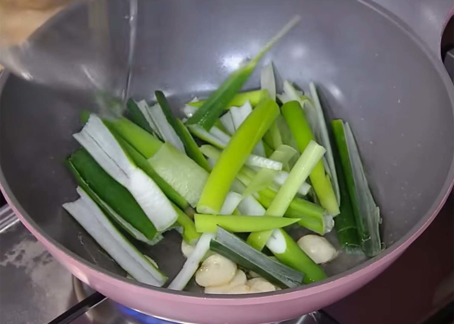 대파를 볶는 모습. / '디글 클래식'