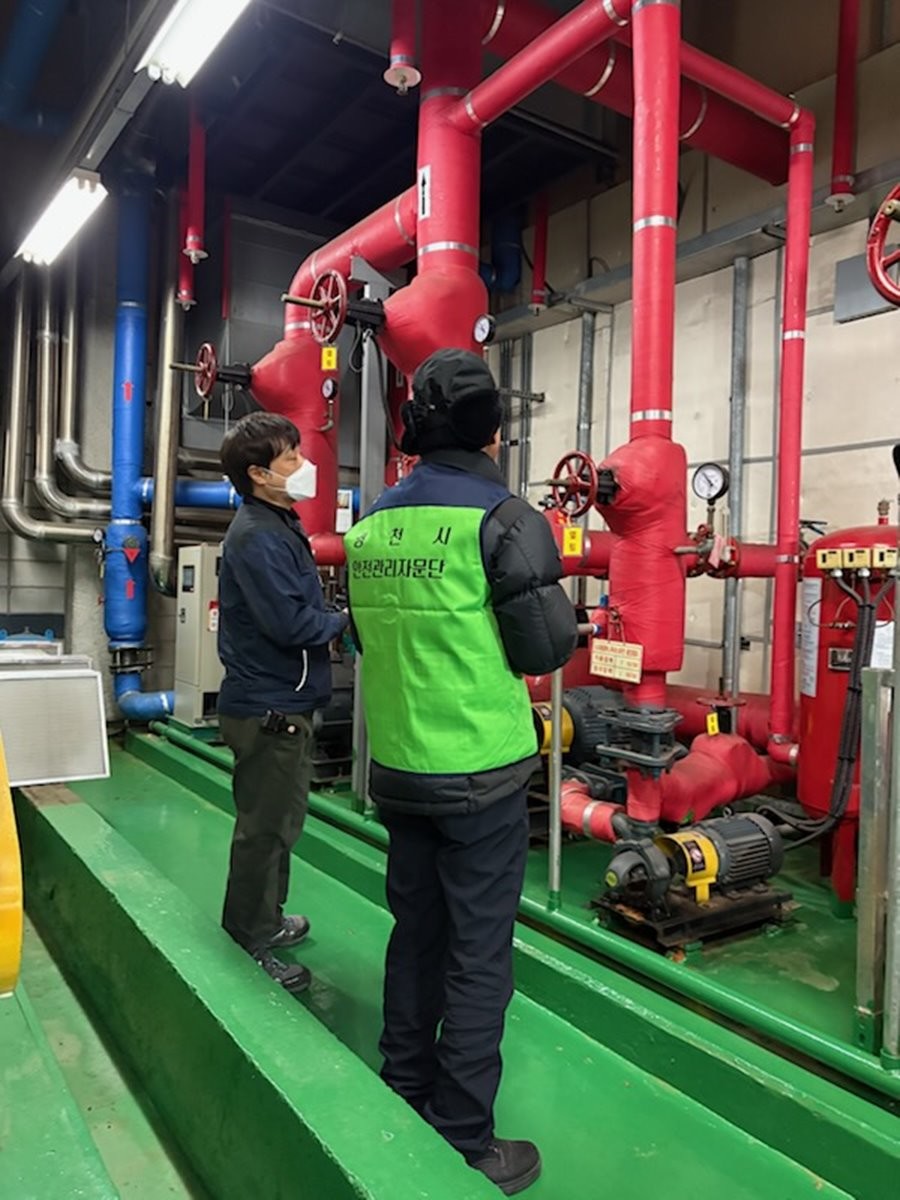 영천시는 지난 21일 다가오는 설명절을 대비한 합동 안전 점검을 실시했다. 사진은 영천시 안전관리자문단이 시설 안전점검에 나선 모습    / 영천시 제공