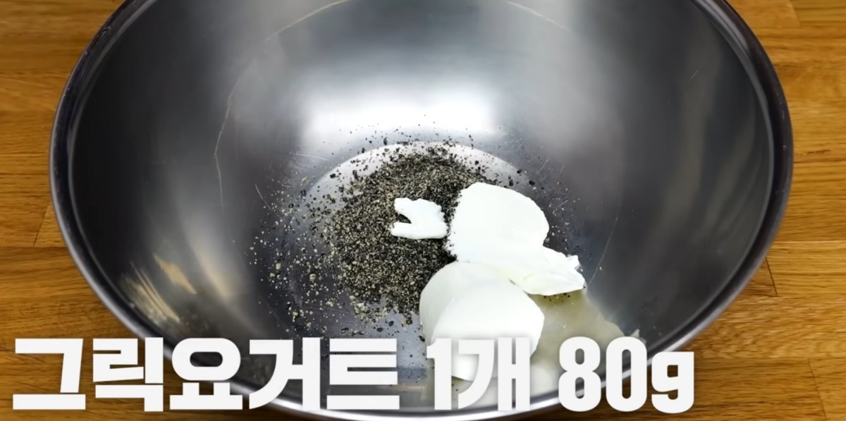 그릭요거트를 넣어 드레싱을 만드는 모습 / 유튜브 '김대석 셰프TV'