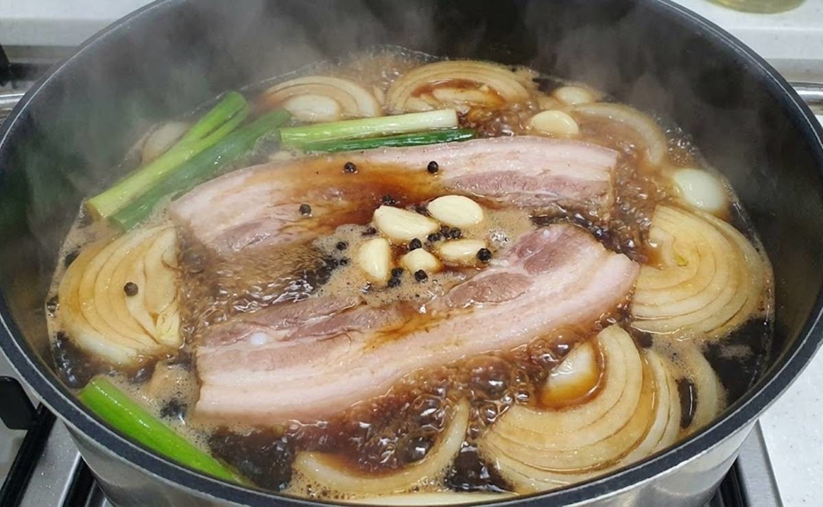 팔팔 끓는 수육. 기사에 대한 이해를 돕기 위해 AI 툴로 제작한 자료 사진