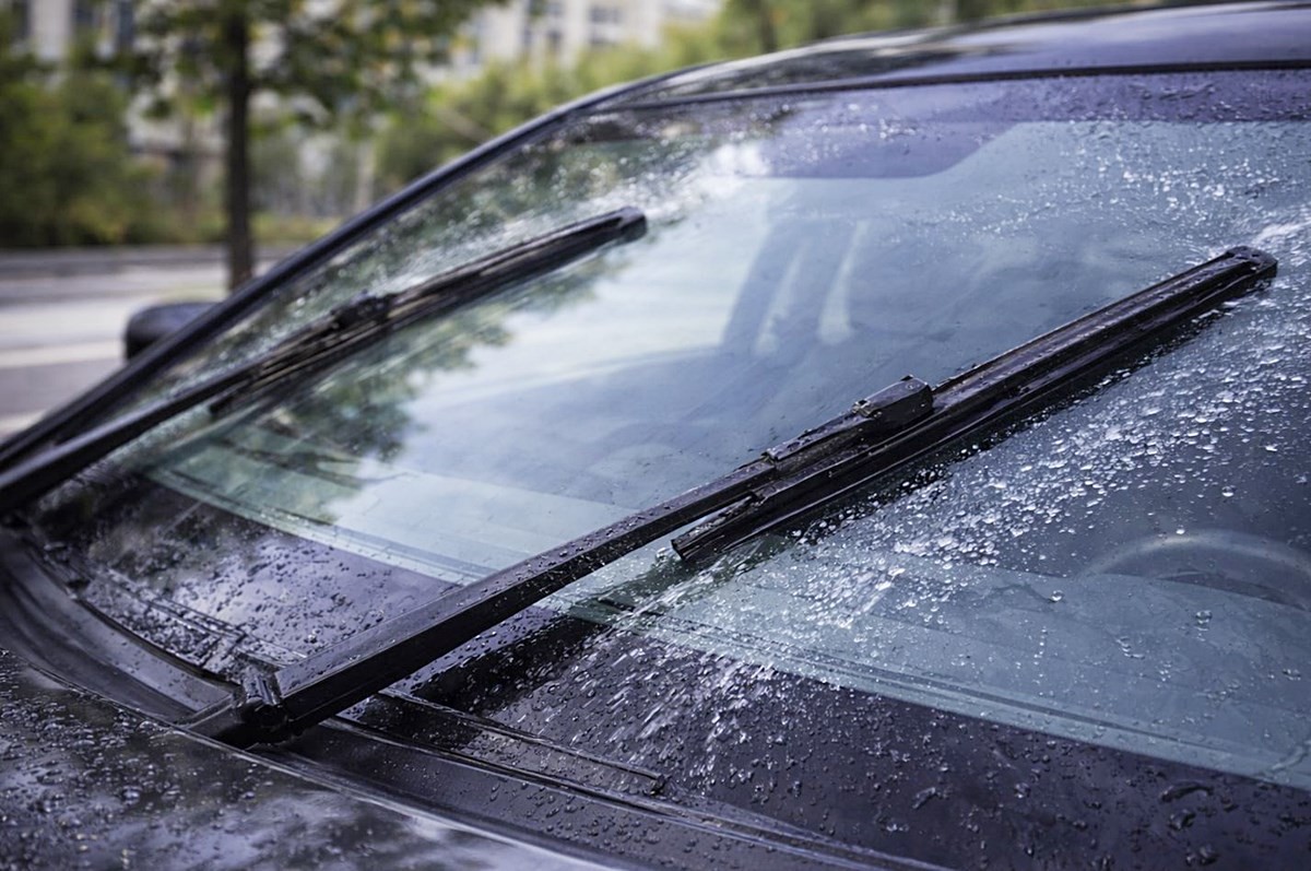 워셔액이 분사되면서 앞 유리창을 와이퍼로 닦는 모습. 기사 이해를 돕기 위해 AI를 활용해 제작한 자료 사진입니다. 실제 모습과 다소 차이가 있을 수 있습니다.