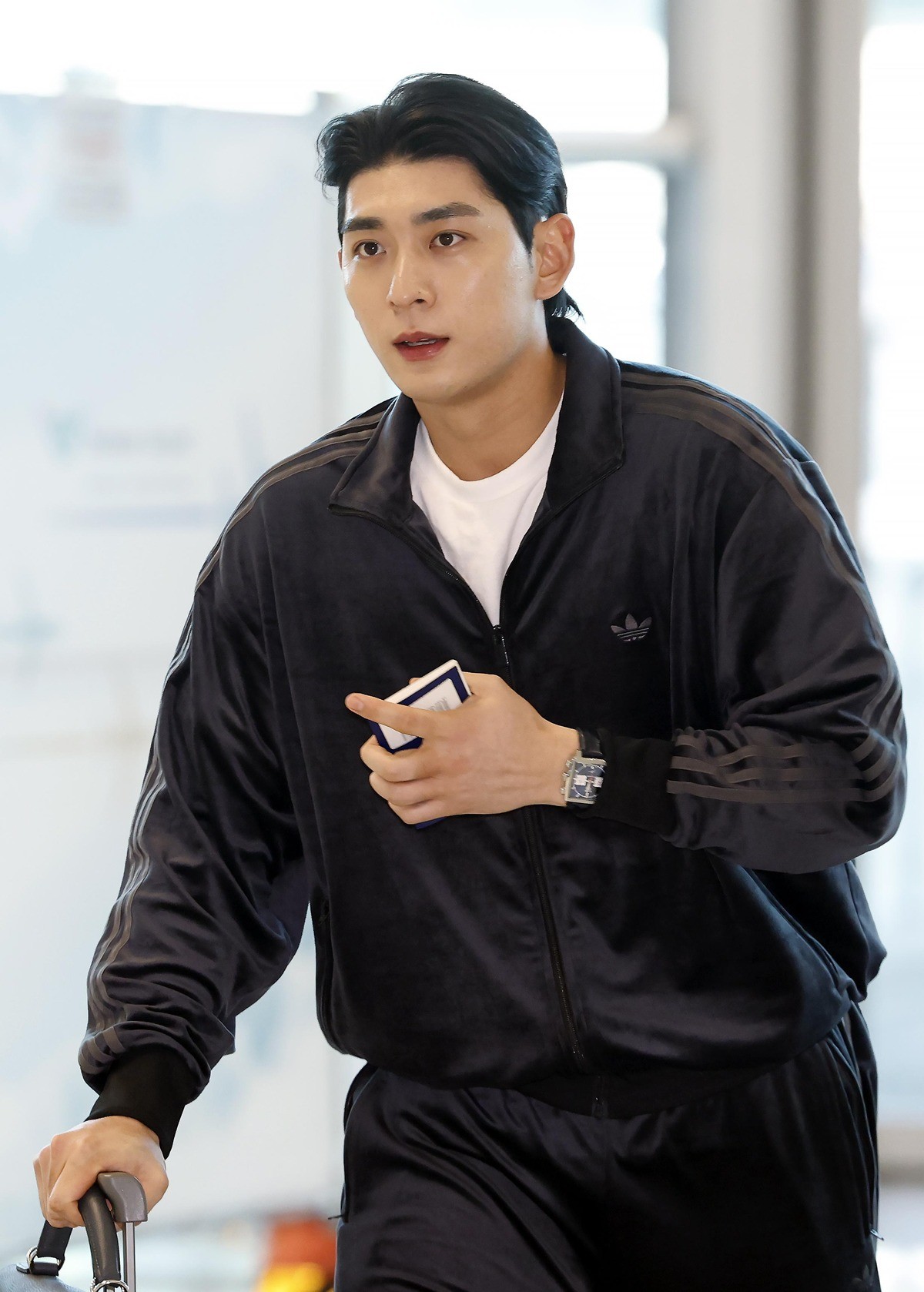 이정후가 21일 오후 미국 출국을 위해 인천국제공항 2터미널에 도착하고 있다. / 뉴스1