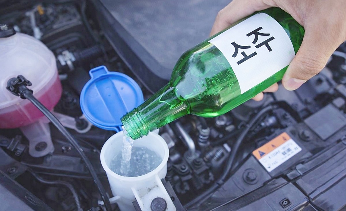 자동차 워셔액 통에 소주를 넣는 모습. 기사 이해를 돕기 위해 AI를 활용해 제작한 자료 사진입니다. 실제 모습과 다소 차이가 있을 수 있습니다.