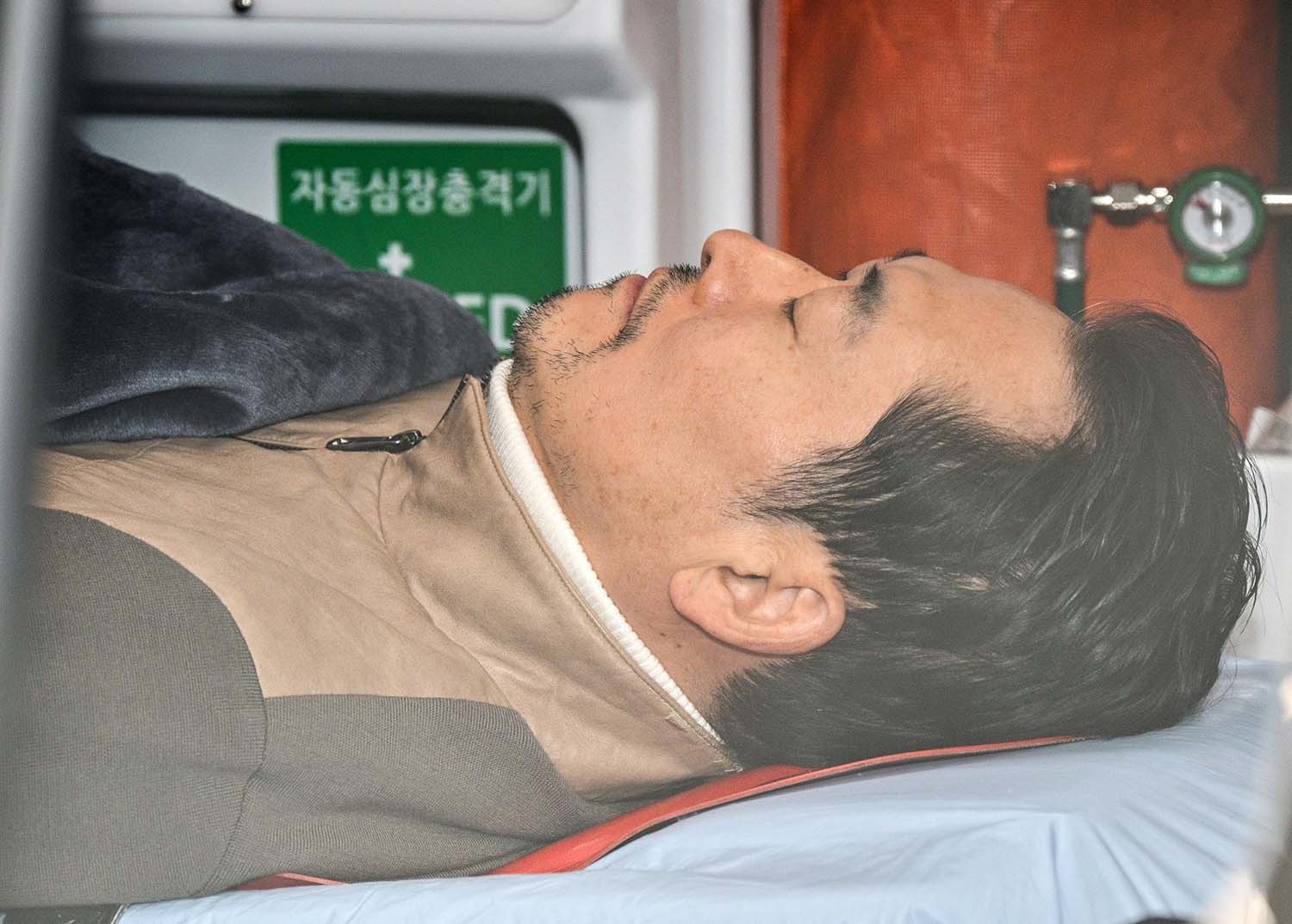 '통일교·공천헌금' 쌍특검법 수용을 촉구하며 단식을 시작한 장동혁 국민의힘 대표가 22일 서울 여의도 국회에서 단식 8일 만에 박근혜 전 대통령의 단식 중단 권고를 받아들여 병원으로 이송되고 있다.  / 뉴스1