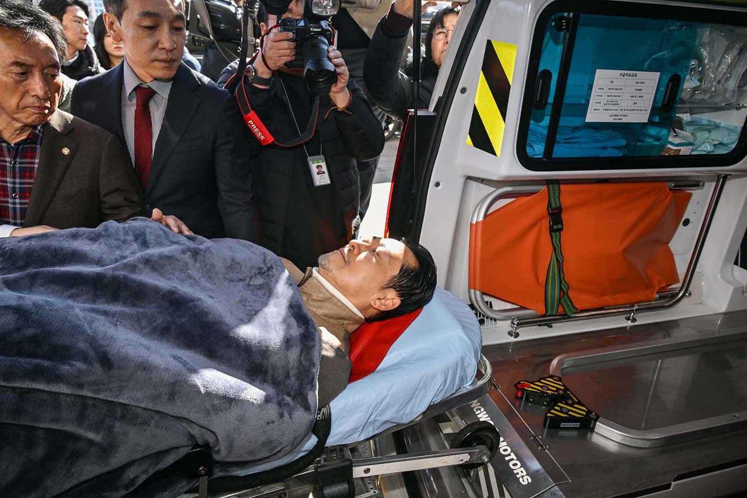 '통일교·공천헌금' 쌍특검법 수용을 촉구하며 단식을 시작한 장동혁 국민의힘 대표가 22일 서울 여의도 국회에서 단식 8일 만에 박근혜 전 대통령의 단식 중단 권고를 받아들여 병원으로 이송되고 있다.  / 뉴스1