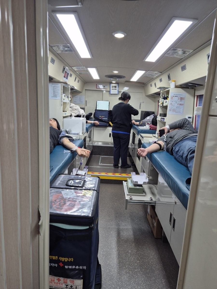 경산시 공무원들이 22일 헌혈차량에서 헌혈을 하고 있다. / 경산시 제공