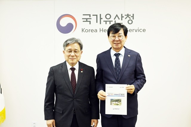 허민 국가유산청장(왼쪽)과 김성장흥군수가 기념촬영을 하고 있다.