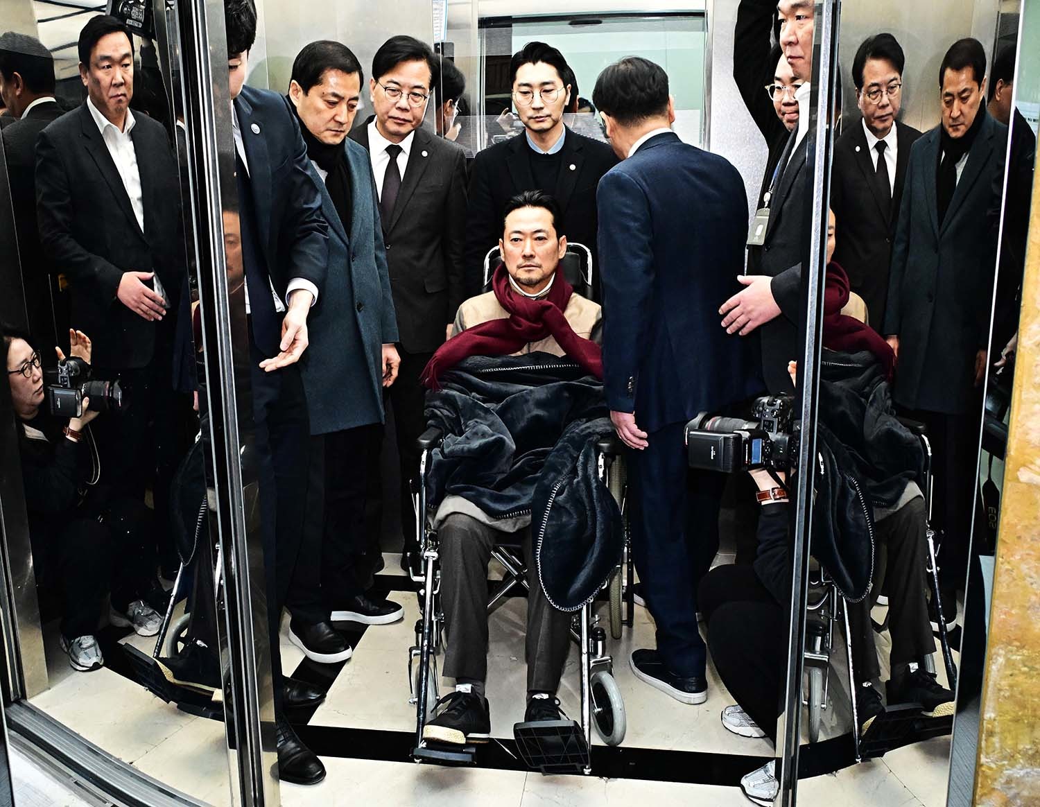 '통일교·공천헌금' 쌍특검법 수용을 촉구하며 8일째 단식을 이어오던 장동혁 국민의힘 대표가 22일 서울 여의도 국회 로텐더홀에서 단식 중단을 선언한 뒤 병원으로 이동하고 있다. / 뉴스1