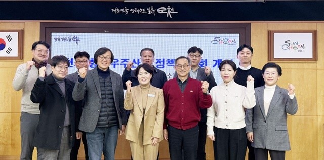 22일 시청 소회의실에서 열린 ‘제3회 순천시 항공우주산업 정책위원회’ 참석자들이 단체촬영을 하고 있다