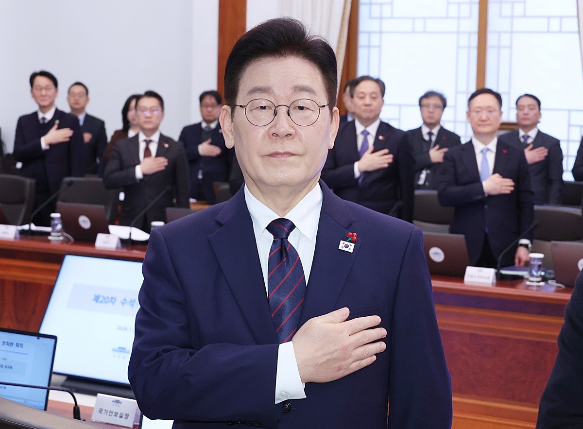 이재명 대통령이 22일 청와대에서 열린 수석보좌관회의에서 참석자들과 국민의례를 하고 있다. 이 대통령은 '국민 안전을 위협하고 민생을 파괴하는 초국가범죄는 국내외를 불문하고 반드시 처벌된다는 점을 확실히 보여주도록 조치하라'라고 지시했다. 이 대통령은 22일 청와대에서 주재한 수석보좌관 회의에서 '캄보디아에서 보이스피싱 범죄에 연루된 조직원들이 우리 정부 구성원들의 노력으로 금명간 국내로 추가 송환된다'라며 이렇게 말했다. / 연합뉴스