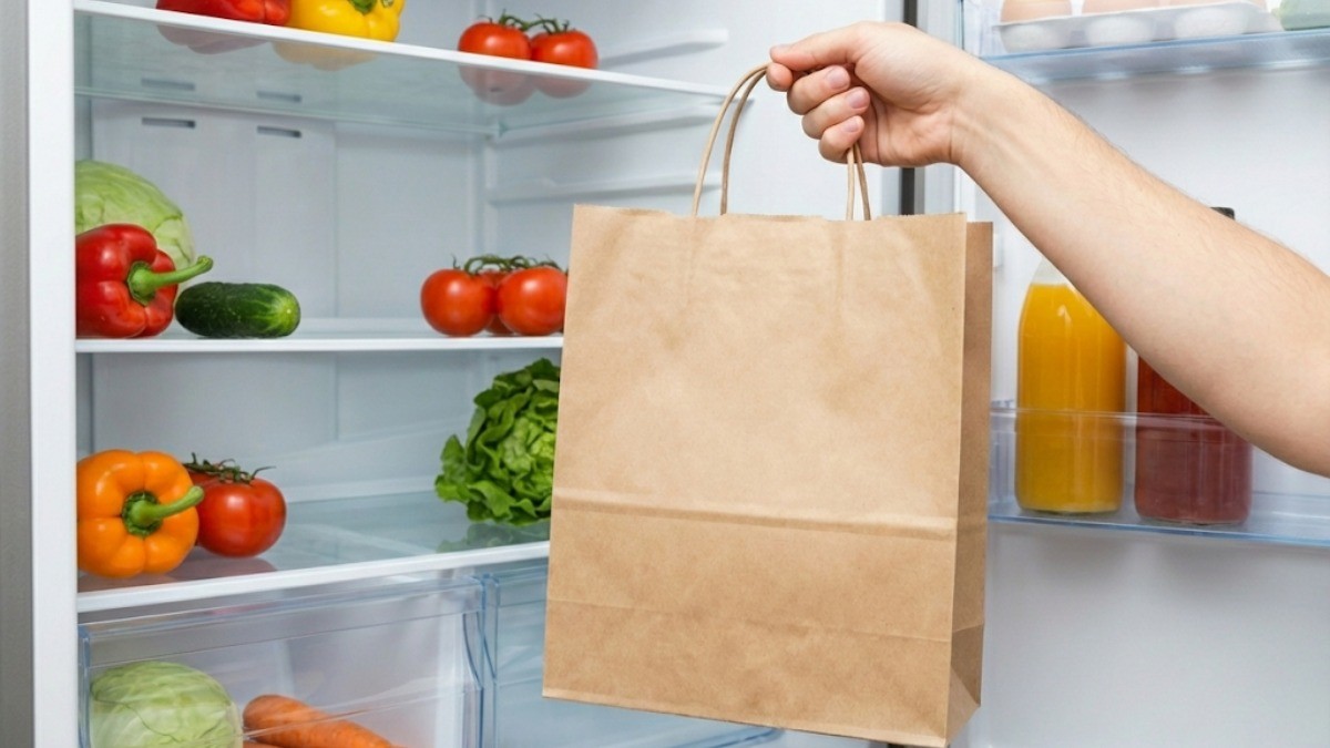 종이 가방을 냉장고에 넣는 모습 / 기사 내용을 바탕으로 제작한 AI 이미지