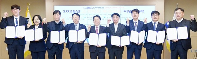 강기정 광주광역시장이 22일 오전 시청 비즈니스룸에서 열린 2026년 소상공인 특례보증 협약식에 참석해 관계자들과 협약을 체결한 후 기념촬영을 하고 있다. /광주광역시 제공