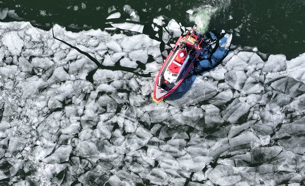 매서운 한파에 얼어버린 서울 한강 / 뉴스1