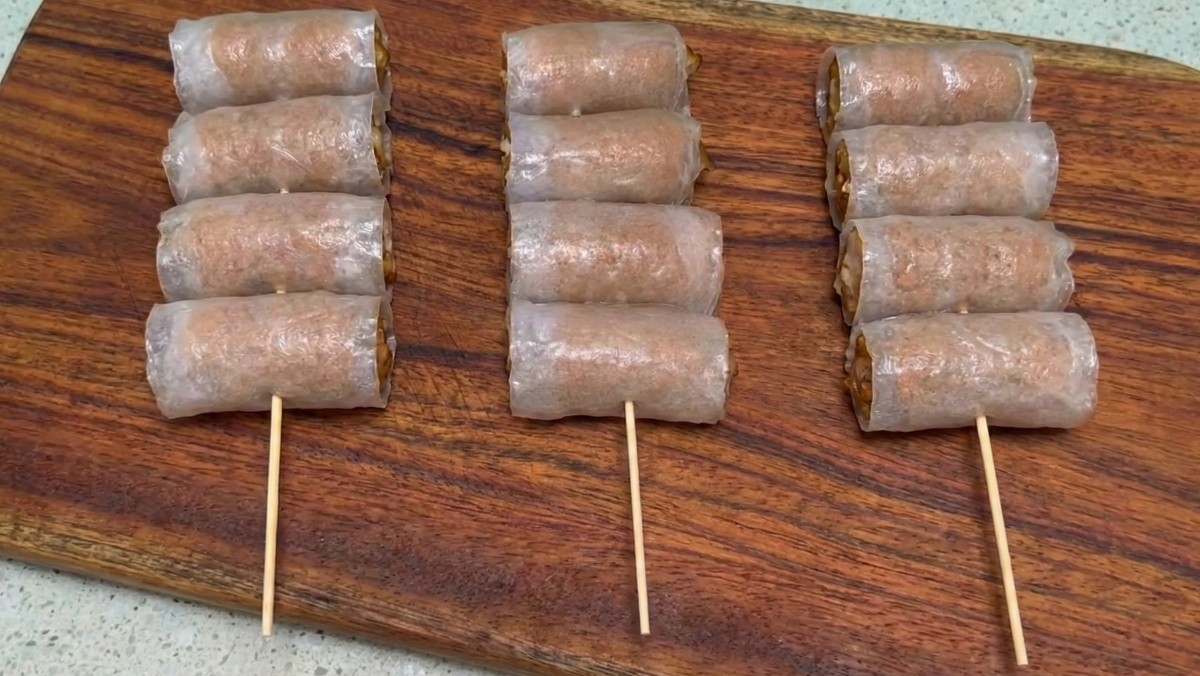 소시지를 라이스페이퍼로 말아 떡의 식감을 대체할 수 있다. AI툴로 생성한 자료 이미지.