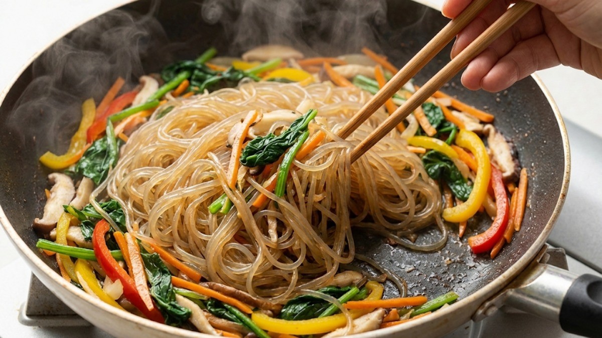 잡채를 볶는 모습 / 기사 내용을 바탕으로 제작한 AI 이미지