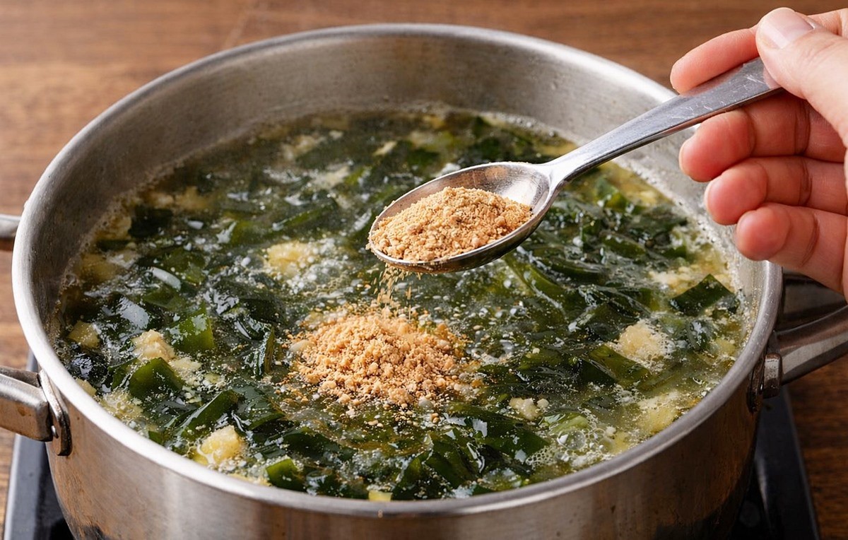 미역국을 끓일 때 소고기 다시다를 넣는 모습. 기사 이해를 돕기 위해 AI를 활용해 제작한 자료 사진입니다.