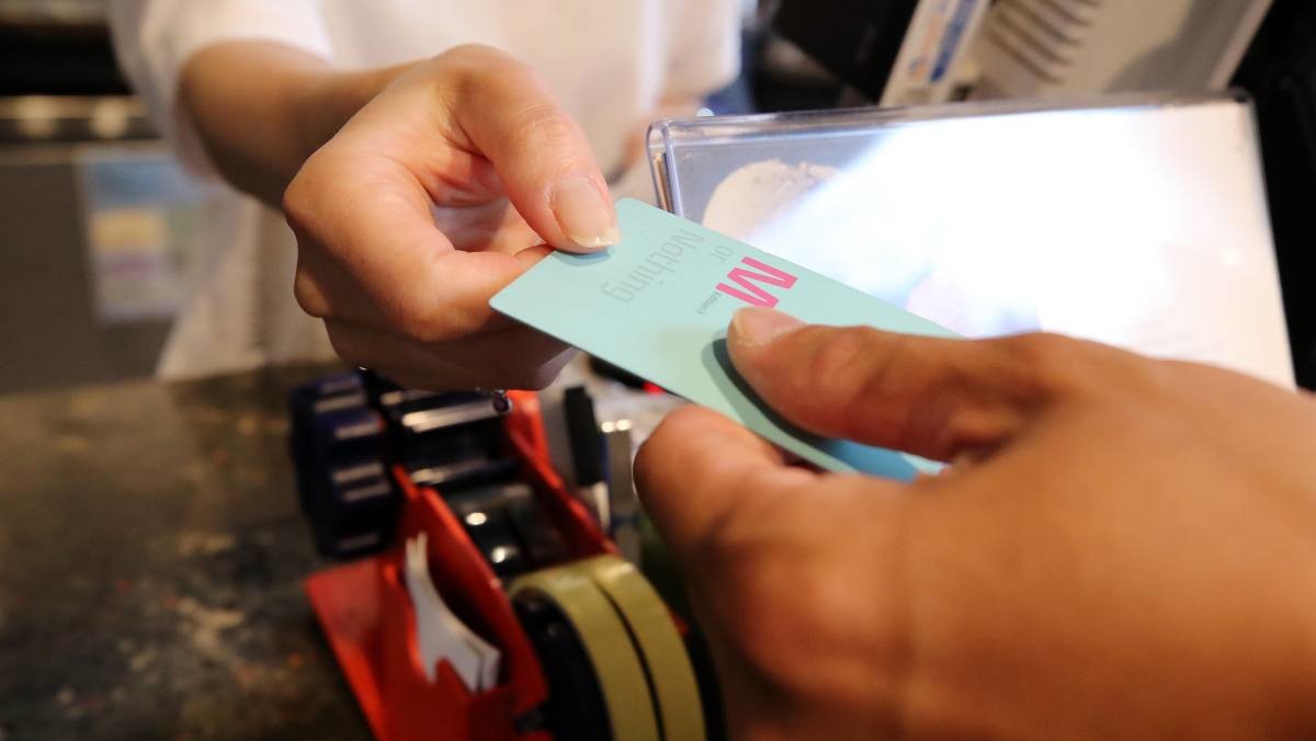 한 식당에서 시민이 카드로 결제하고 있다.  / 뉴스1