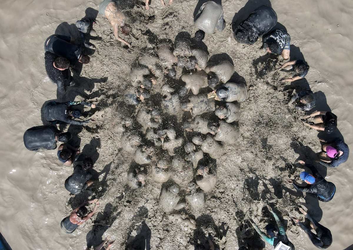 2025년 보령 머드축제를 찾은 관광객들이 축제를 즐기고 있다. / 뉴스1