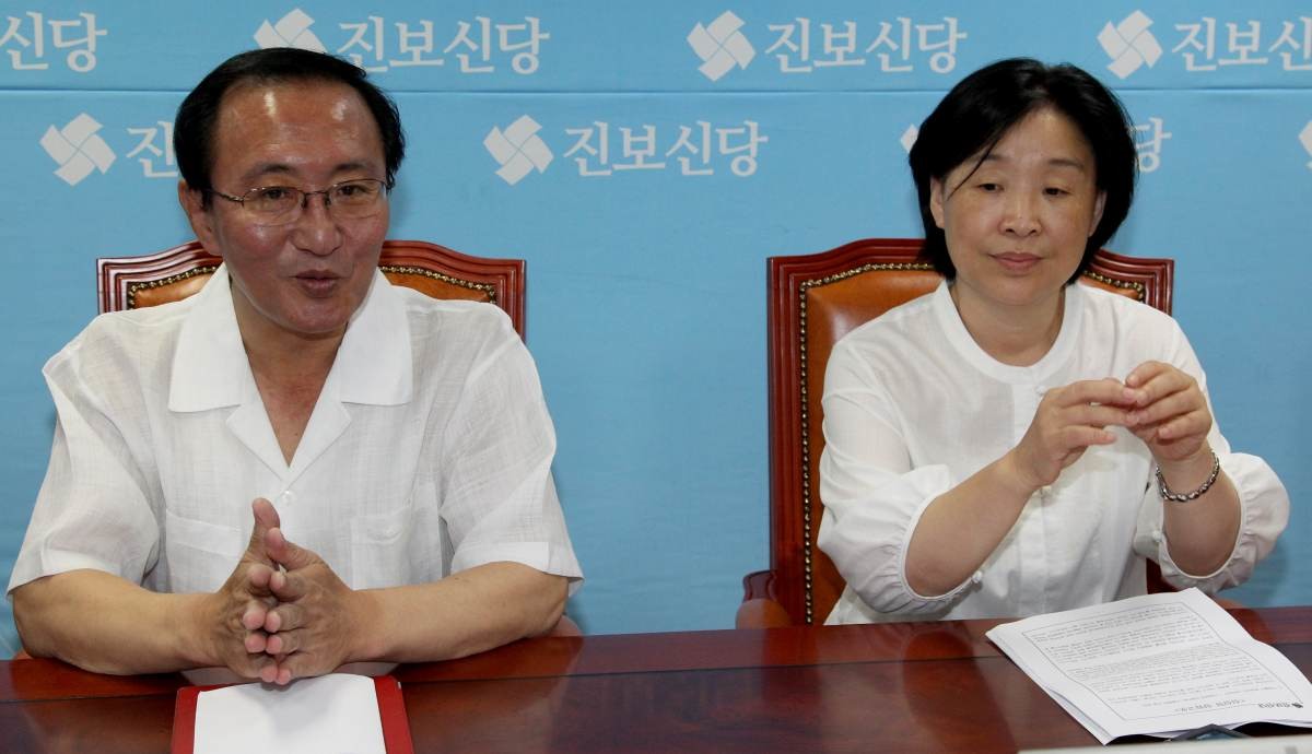 2011년 7월 한진중공업 정리해고 철회촉구 단식 농성 16일차 기자회견을 하고 있는 노회찬·심상정 당시 진보신당 상임고문. / 연합뉴스