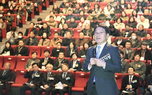 강기정 광주광역시장이 22일 서빛마루문화예술회관에서 열린 '광주전남 통합 서구권역 시민공청회'에 참석해 광주전남 통합 추진 경과 및 향후 일정 등을 공유하고 있다. /광주광역시 제공