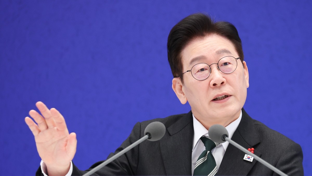 이재명 대통령이 21일 청와대 영빈관에서 열린 신년 기자회견에서 취재진 질문에 답변하고 있다. / 뉴스1