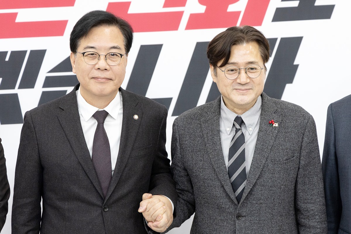 송언석 국민의힘 원내대표가 22일 서울 여의도 국회에서 홍익표 신임 청와대 정무수석을 접견하고 있다. 홍 수석은 단식을 중단하고 병원에 입원한 장동혁 국민의힘 대표를 병문안하겠다는 입장을 밝혔다. / 뉴스1