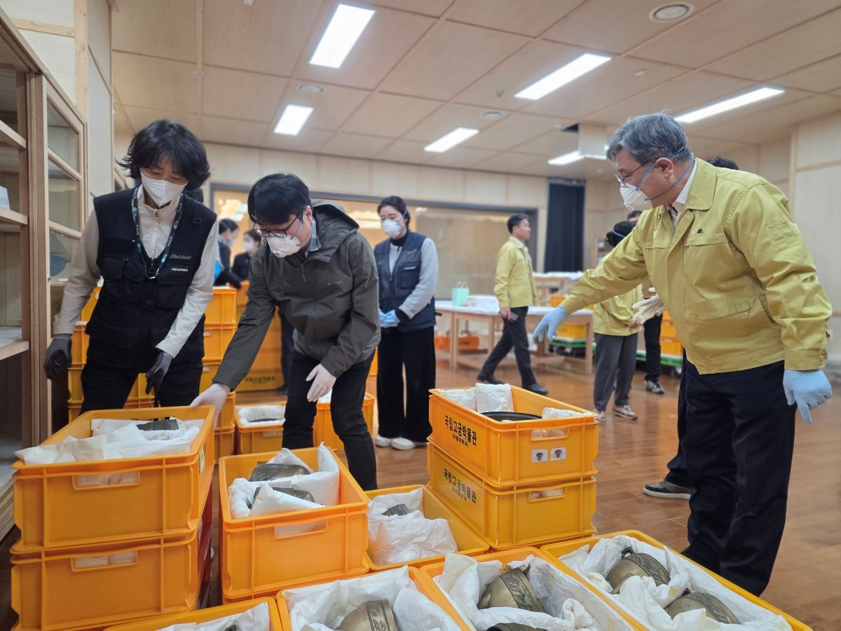 허민 국가유산청장이 23일 오전 국립고궁박물관 수장고를 방문해 당일 새벽 발생한 화재로 인한 박물관 중요 유물들의 소산작업을 지휘하고 있다. / 국가문화유산청 제공, 뉴스1