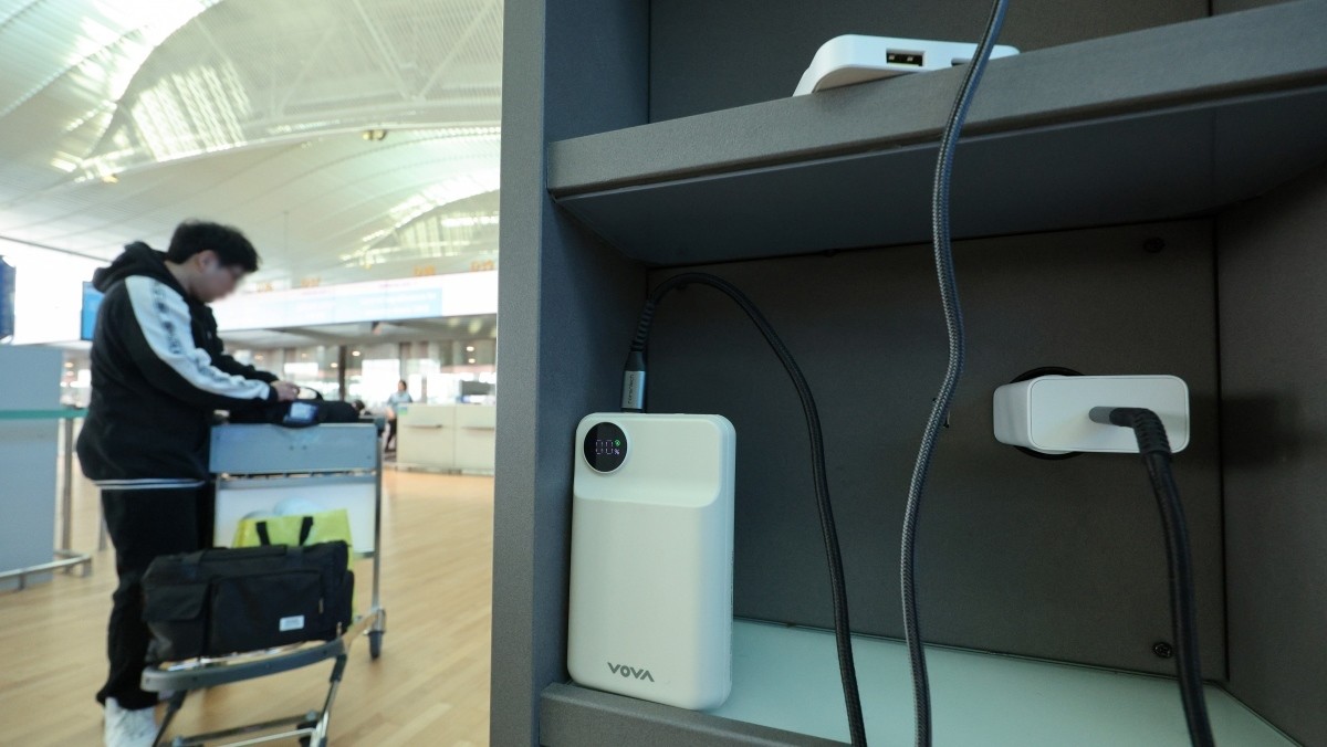 인천국제공항 2터미널 출국장에서 충전 중인 보조배터리의 모습. 기사의 이해를 돕기 위한 사진 / 뉴스1