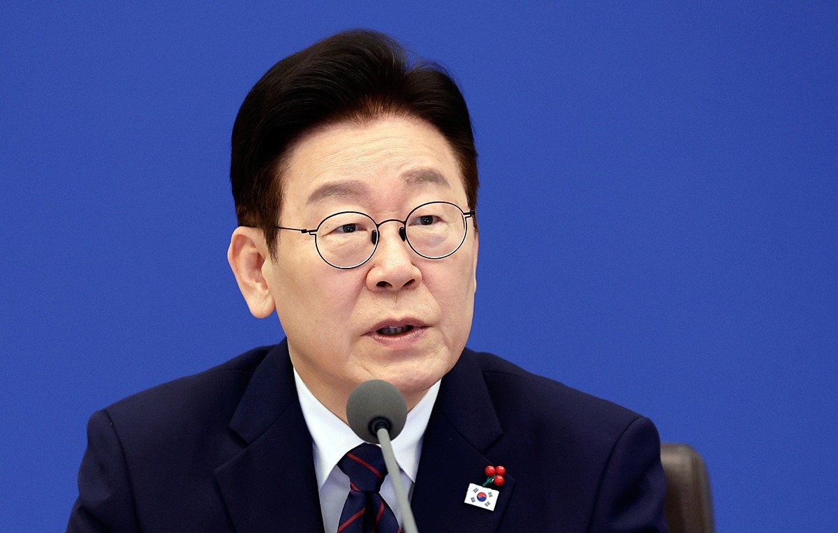 이재명 대통령이 22일 청와대에서 열린 수석보좌관회의에서 발언하고 있다. 기사 이해를 돕기 위한 자료 사진. 이 대통령은 올해 5월 9일 만료를 앞둔 '다주택자 양도세 중과 면제' 제도에 대해 '(기간) 연장은 전혀 고려하지 않고 있다'라고 23일 밝혔다. 이 대통령은 이날 엑스(옛 트위터)에 글을 올려 부동산 정책과 관련해 이런 생각을 밝혔다. / 뉴스1