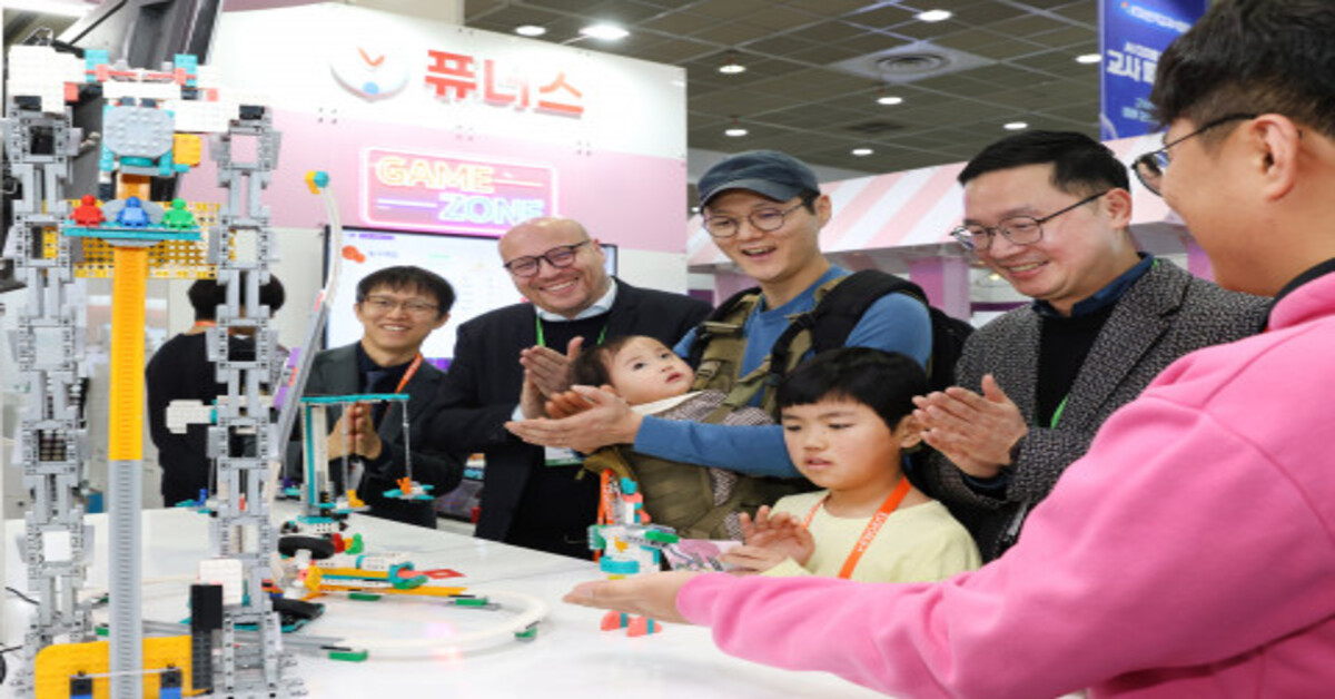 덴마크 레고 에듀케이션 본사의 글로벌 콘텐츠 디렉터인 Soren Thomsen과 한국 총괄책임자인 장재영 이사가 관객들에게 ‘Computer Science & AI’ 제품을 선보이고 있다 / 퓨너스