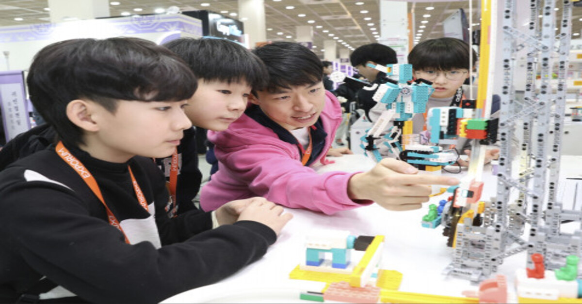 4월 출시 예정인 ‘Computer Science & AI’를 관객에게 소개하고 있다 / 퓨너스