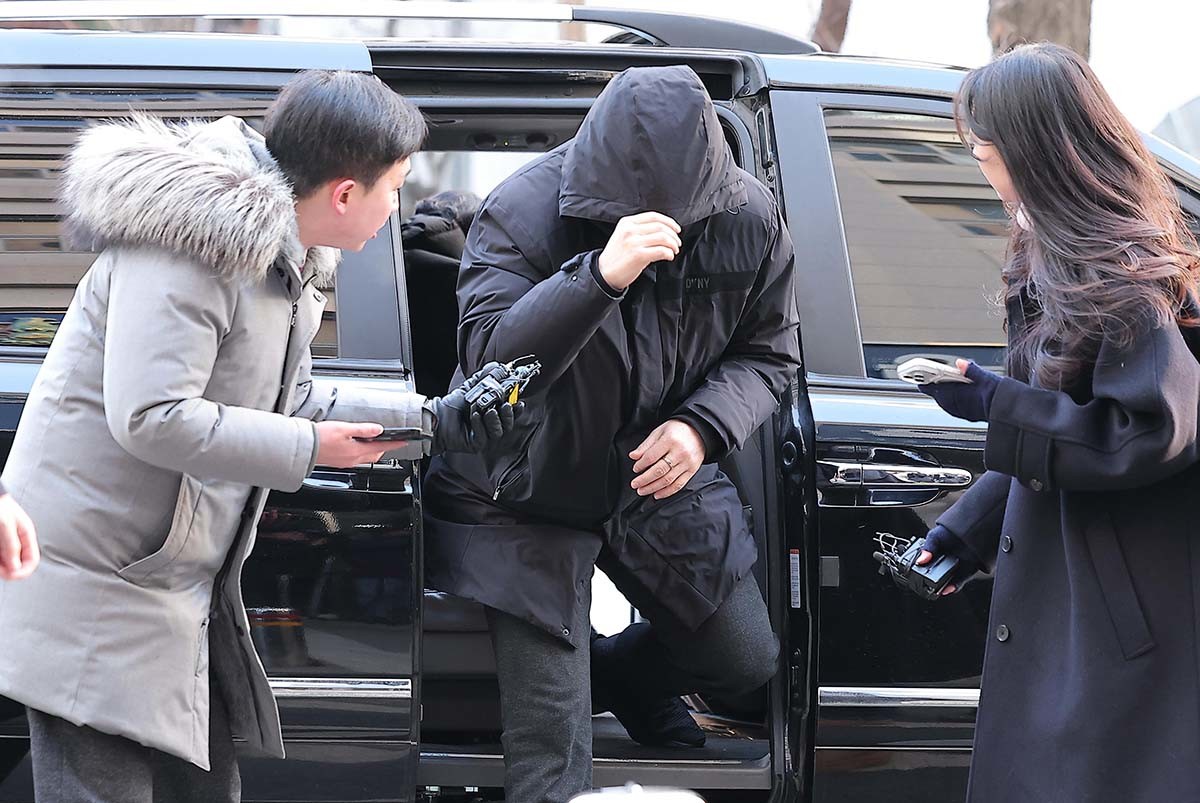 김경 서울시의원으로부터 공천헌금 1억원을 받아 강선우 무소속 의원에게 전달했다고 지목된 강 의원의 전 보좌관 남 모씨가 23일 서울 마포구 서울경찰청 공공범죄수사대에 조사를 받기 위해 출석하고 있다. / 뉴스1