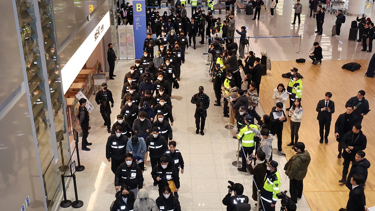 캄보디아를 거점으로 대규모 스캠 범죄를 저지른 한국 국적 피의자 73명이 23일 오전 인천국제공항 2터미널을 통해 강제 송환되고 있는 모습 / 뉴스1