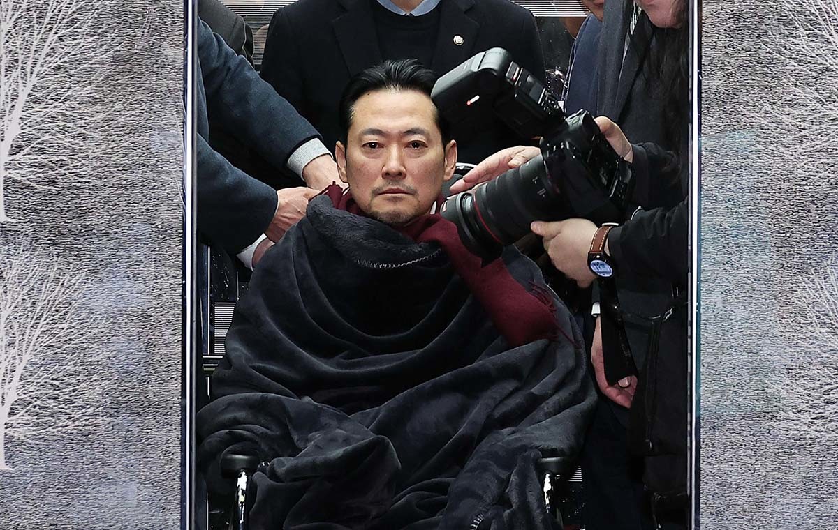 '통일교·공천헌금' 쌍특검법 수용을 촉구하며 단식을 시작한 장동혁 국민의힘 대표가 22일 서울 여의도 국회에서 단식 8일 만에 박근혜 전 대통령의 단식 중단 권고를 받아들여 병원으로 이송되고 있다.  / 뉴스1