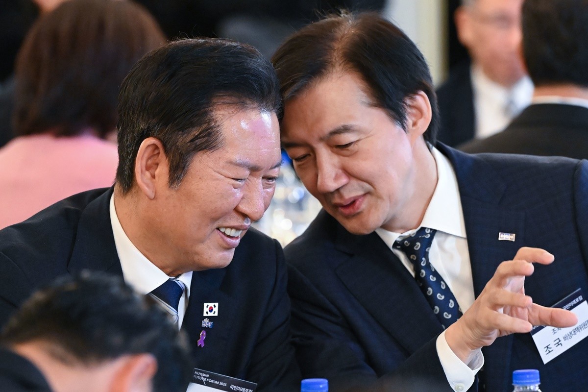 정청래 더불어민주당 대표와 조국 조국혁신당 대표 자료 사진. 정 대표는 조국혁신당과의 합당 제안에 대한 당내 비판이 제기되는 데 대해 입장을 밝혔다. 정 대표는 '여러 불가피성과 물리적 한계 등으로 사전에 충분히 공유해 드리지 못한 부분 송구스럽다'라고 말했다. / 뉴스1