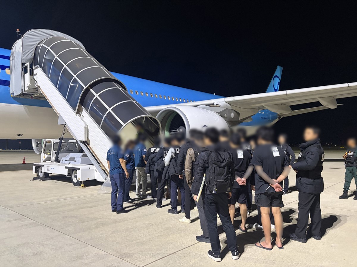 대한항공 전세기로 강제 송환된 한국 국적 범죄 조직 피의자 73명 / 뉴스1 (경찰청 제공)