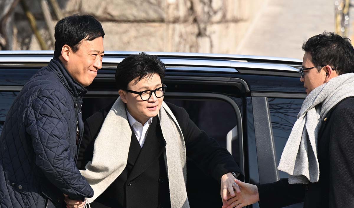 한동훈 전 국민의힘 대표가 14일 당 윤리위원회가 본인을 제명 결정한 것과 관련해 입장을 밝히기 위해 국회 소통관으로 향하고 있다. / 뉴스1 (공동취재)