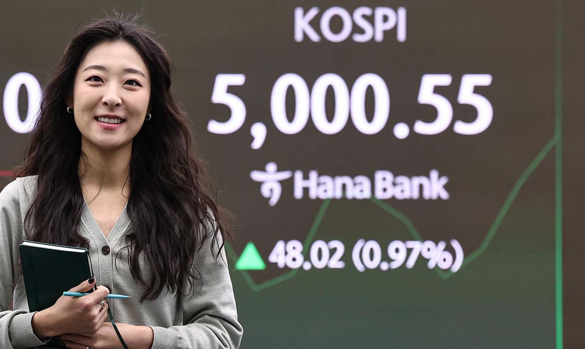 23일 서울 중구 하나은행 딜링룸 전광판에 코스피 시황이 표시되고 있다. 이날 코스피는 전 거래일 대비 31.55p(0.64%) 오른 4952.53, 코스닥은에 6.80p(0.70%) 상승한 977.15에 거래를 시작했다. / 뉴스1